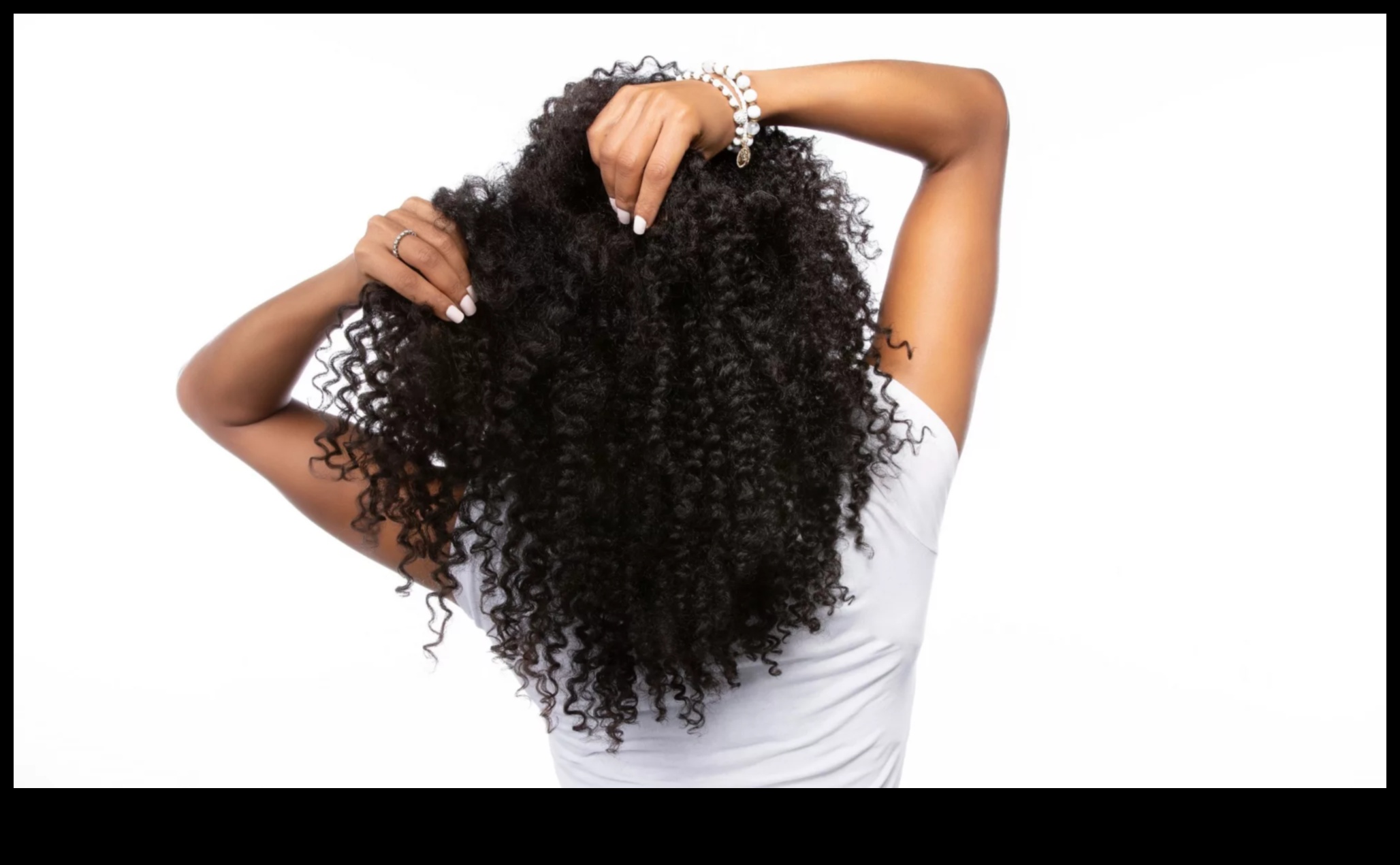 Coroana buclelor Continuare: îmbrățișarea texturii naturale în părul lung