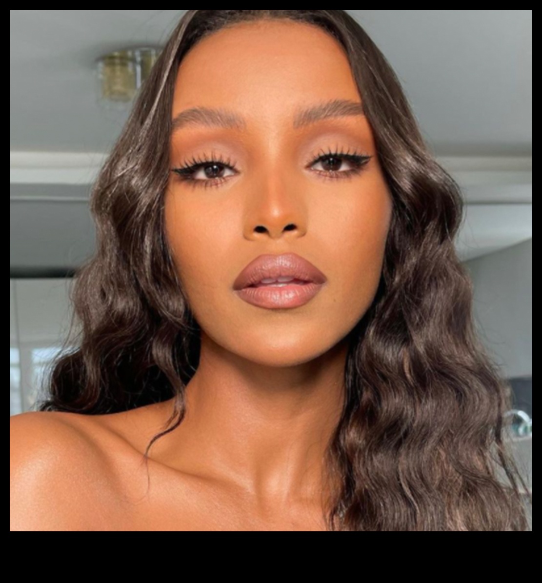 Glam It Up! 7 pași esențiali pentru un machiaj plin de farmec 5 Rutina ta Glam este fabuloasă? Pași esențiali pentru un machiaj glamour