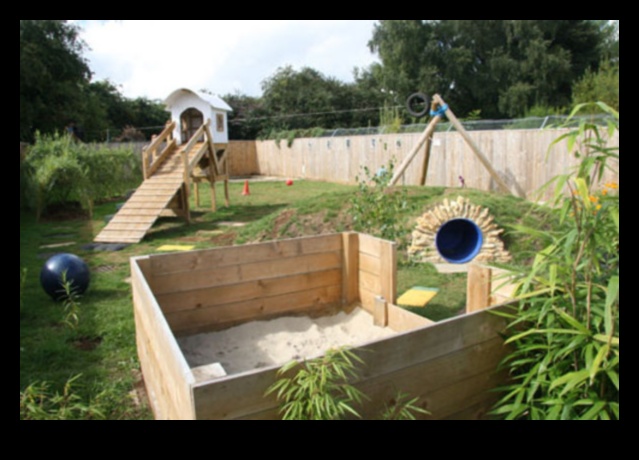 Loc de joacă pentru căței: construirea unei curți sigure și stimulatoare