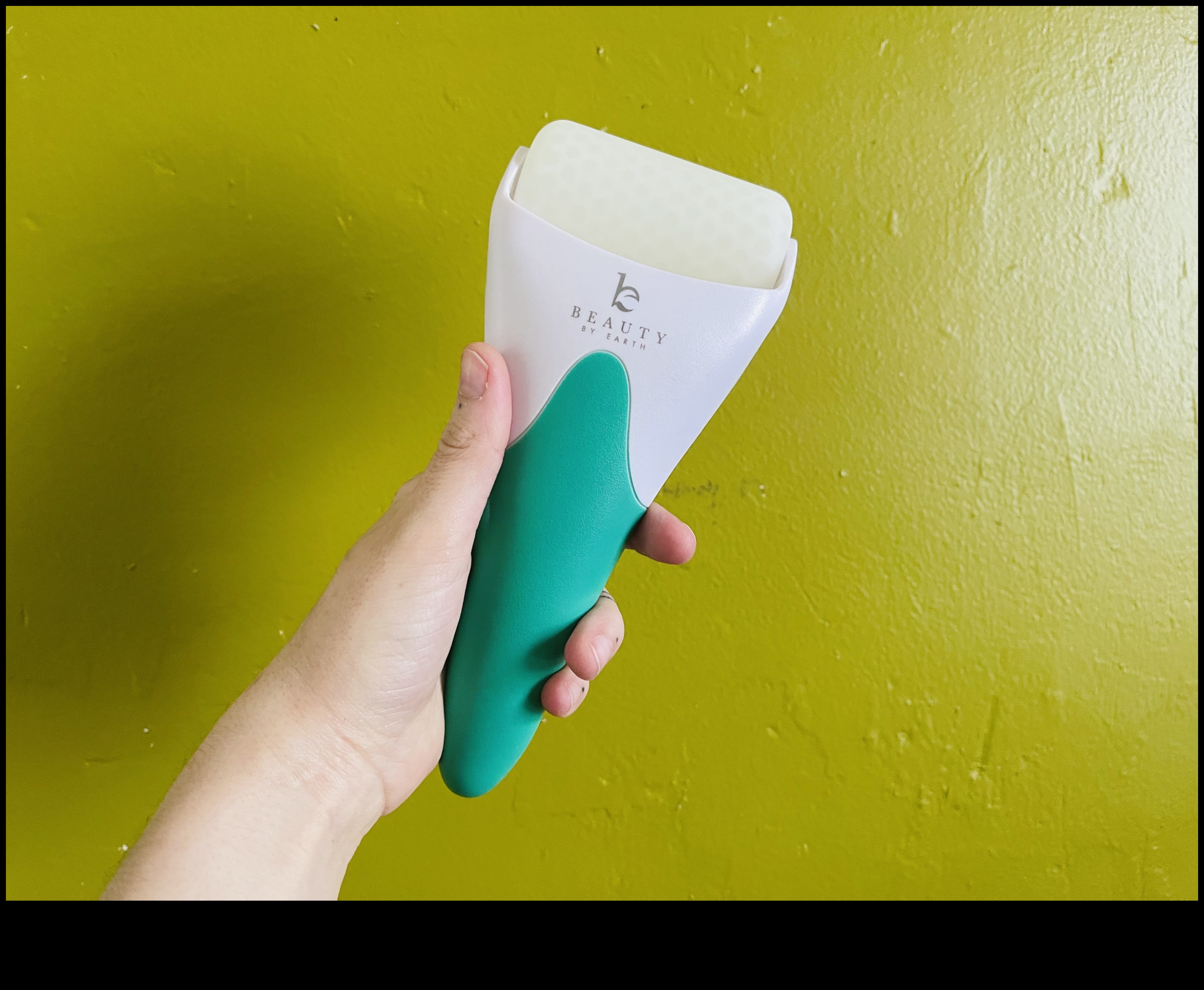 Arta rulării cu gheață: Încorporarea terapiei cu rece în rutina dvs. de îngrijire a pielii