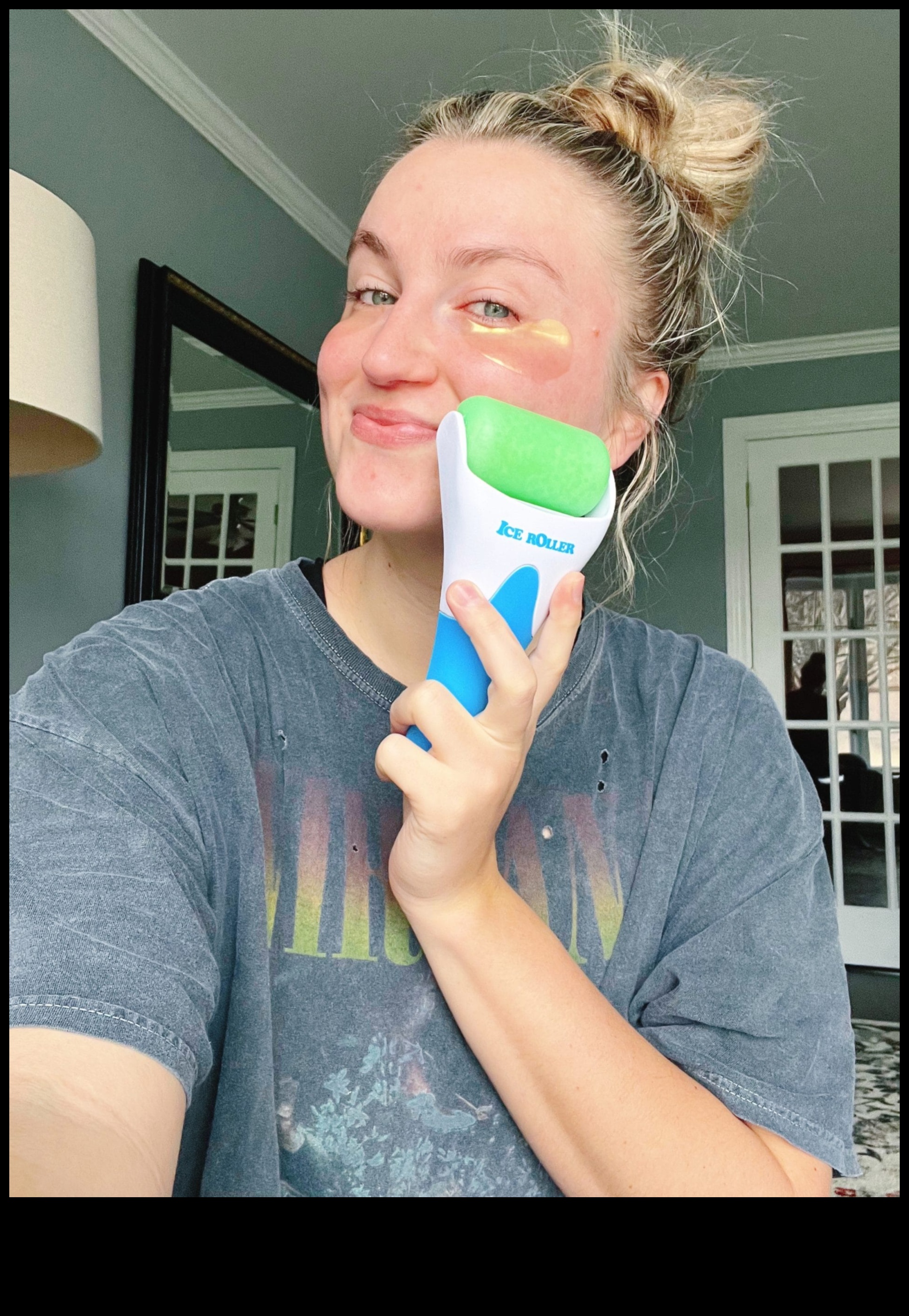 Arta rulării cu gheață: Încorporarea terapiei cu rece în rutina dvs. de îngrijire a pielii