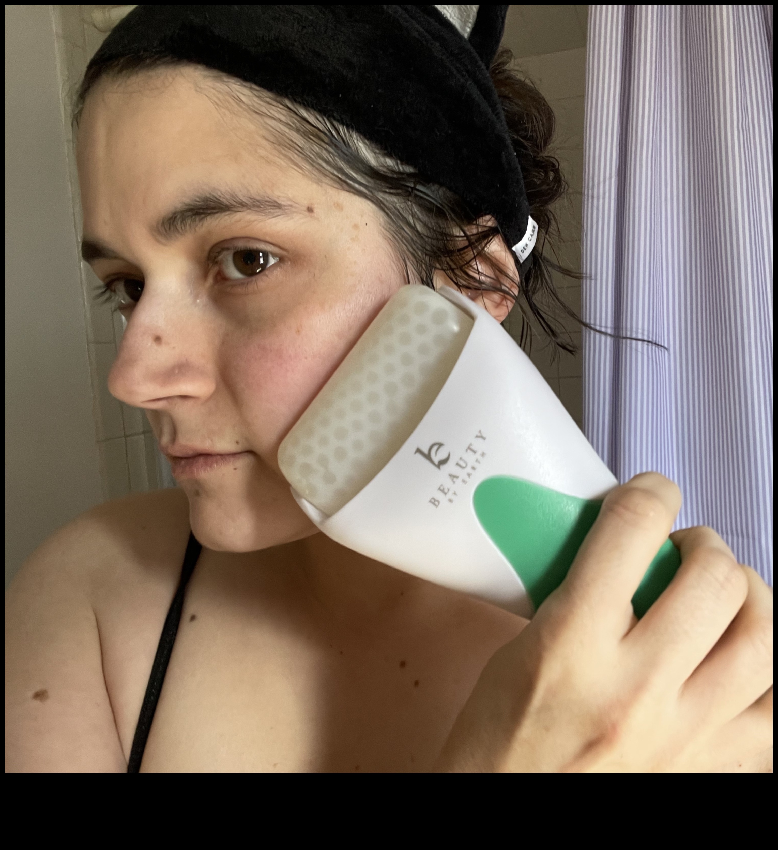 Arta rulării cu gheață: Încorporarea terapiei cu rece în rutina dvs. de îngrijire a pielii