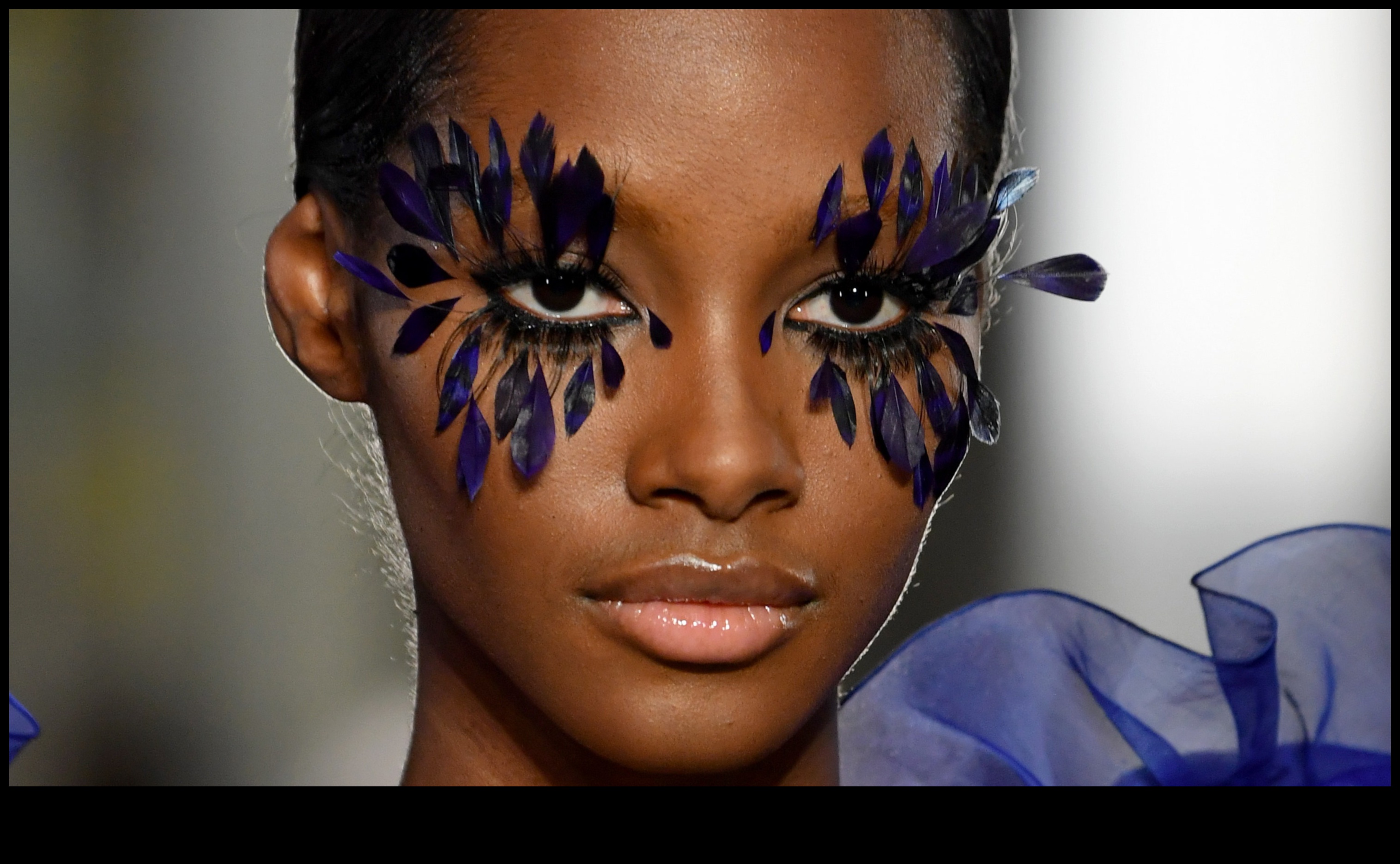 Glam și grafic O privire asupra influențelor artistice în stilurile de machiaj glamour 1 Glam și grafică: explorarea influențelor artistice în stilurile de machiaj glamour