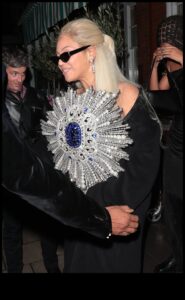Opulență fără efort: îmbrățișează luxul în moda ta